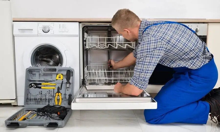 Sincan Dominox servisi teknisyen ekibi beyaz eşya tamiri yaparken